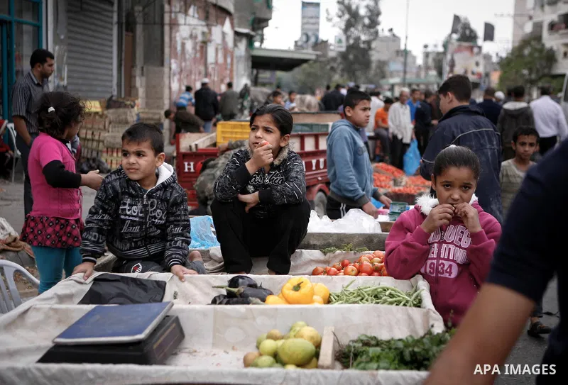 Palestinians shop at the market in Gaza city, on April 11, 2014. Photo by Ezz al-Zanoon