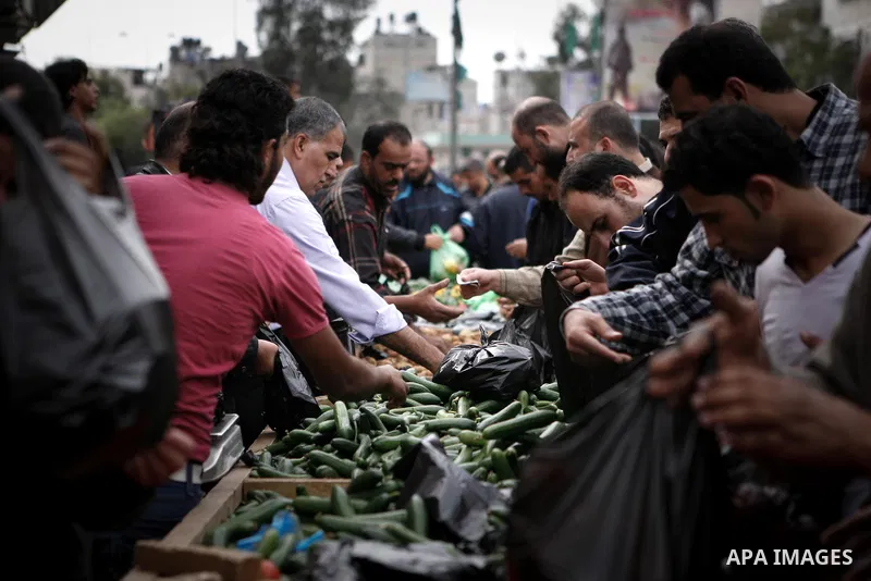 Palestinians shop at the market in Gaza city, on April 11, 2014. Photo by Ezz al-Zanoon