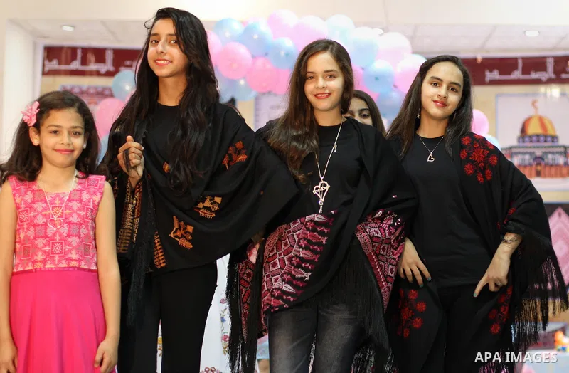 Palestinian girls pose for a photograph during a children heritage fashion show, in Gaza City April 13, 2014. Photo by Mohammed Asad