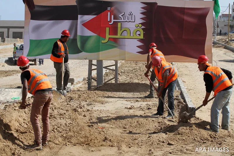 Palestinian labourers work at the construction site of al-Rasheed Road, in Gaza City, April 16, 2014. Qatar funds several large economic projects in Gaza Strip ruled by Hamas, with the total cost of 407 million dollars....