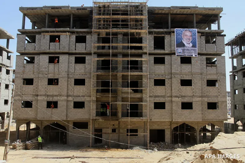 Palestinian labourers work at the construction site of Hamad City, in Khan Younis in the southern Gaza Strip, April 16, 2014. Qatar funds several large economic projects in Gaza Strip ruled by Hamas, with the total cost...