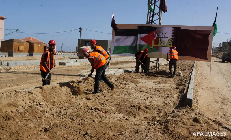 Palestinian labourers work at the construction site of al-Rasheed Road, in Gaza City, April 16, 2014. Qatar funds several large economic projects in Gaza Strip ruled by Hamas, with the total cost of 407 million dollars....