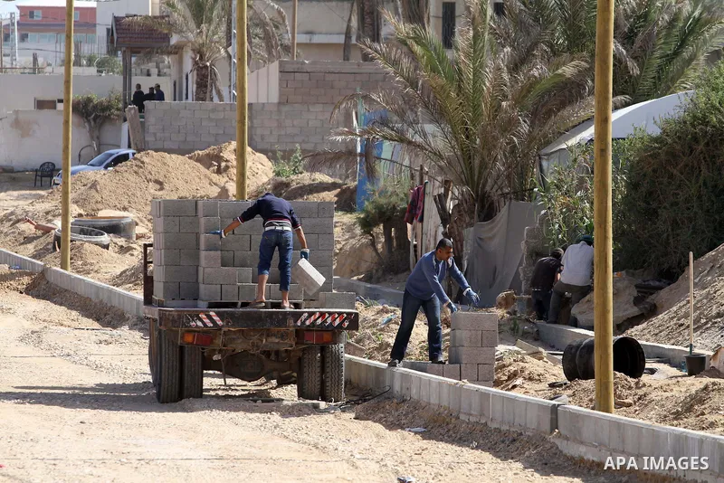 Palestinian labourers work at the construction site of al-Rasheed Road, in Gaza City, April 16, 2014. Qatar funds several large economic projects in Gaza Strip ruled by Hamas, with the total cost of 407 million dollars....