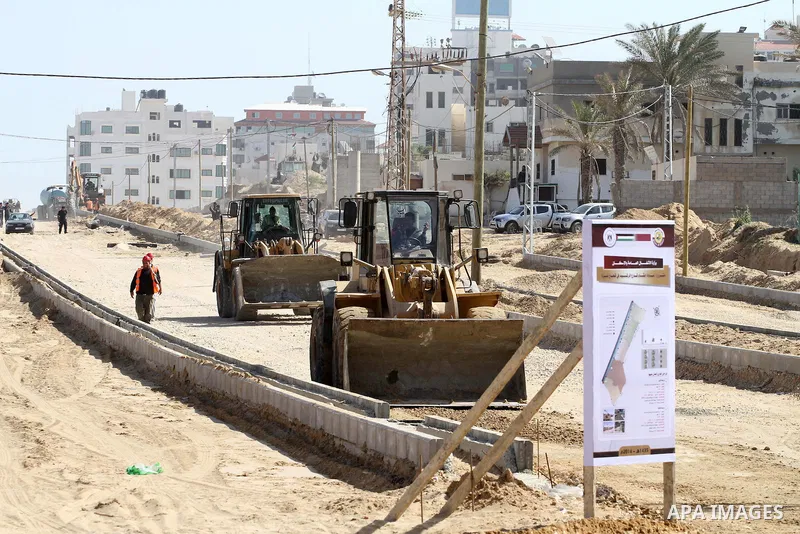 Palestinian labourers work at the construction site of al-Rasheed Road, in Gaza City, April 16, 2014. Qatar funds several large economic projects in Gaza Strip ruled by Hamas, with the total cost of 407 million dollars....