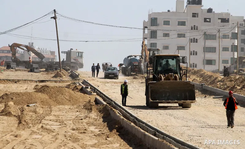 Palestinian labourers work at the construction site of al-Rasheed Road, in Gaza City, April 16, 2014. Qatar funds several large economic projects in Gaza Strip ruled by Hamas, with the total cost of 407 million dollars....