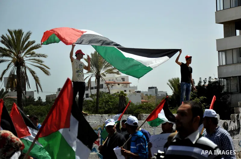Palestinians take part in a rally marking Palestinian Prisoner Day, in Gaza City April 17, 2014. Israel holds some 5,000 Palestinians it accuses of committing or planning violence against it. Photo by Mohammed Talatene