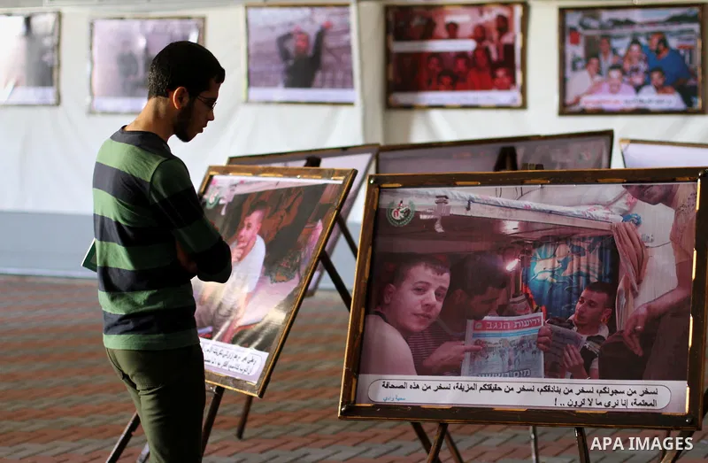 Palestinians attend the photo gallery of Palestinian prisoners to mark the Palestinian Prisoner Day in Gaza City April 17, 2014. Thousands of Palestinians across the West Bank and Gaza rallied in solidarity with Israeli-...