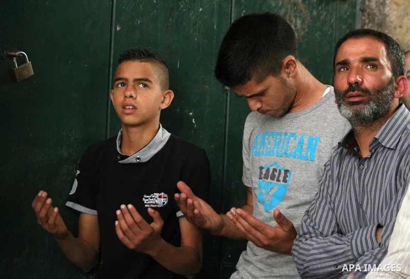 Palestinian muslims pray in front of Israeli policemen (not seen) as they prevent them from entering the Al-Aqsa mosque compound, in the Old City of Jerusalem on April 18, 2014. Israeli authorities on Friday prevented Pa...