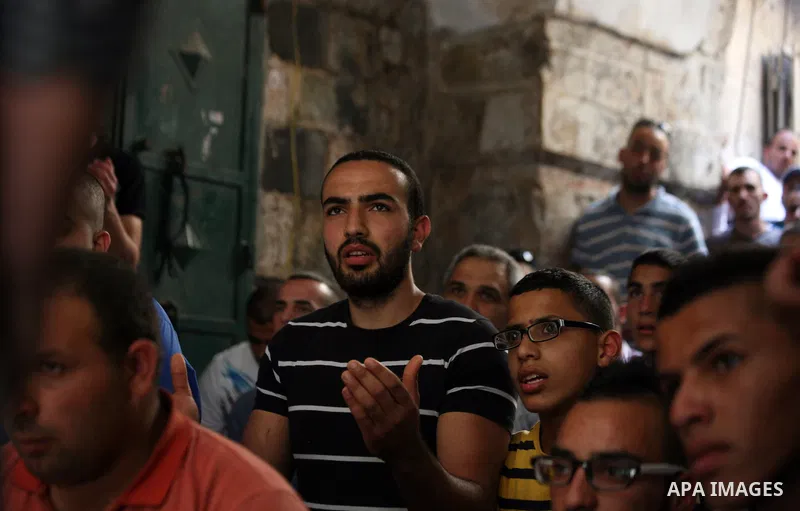 Palestinian muslims pray in front of Israeli policemen (not seen) as they prevent them from entering the Al-Aqsa mosque compound, in the Old City of Jerusalem on April 18, 2014. Israeli authorities on Friday prevented Pa...