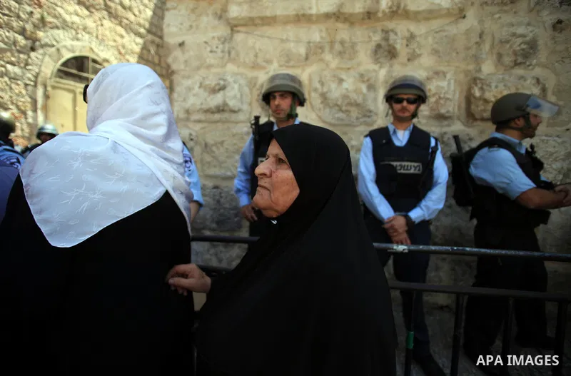Israeli policemen prevent Palestinians from entering the Al-Aqsa mosque compound in the Old City of Jerusalem on April 18, 2014. Israeli authorities on Friday prevented Palestinians, who are less than 50 years old, from...