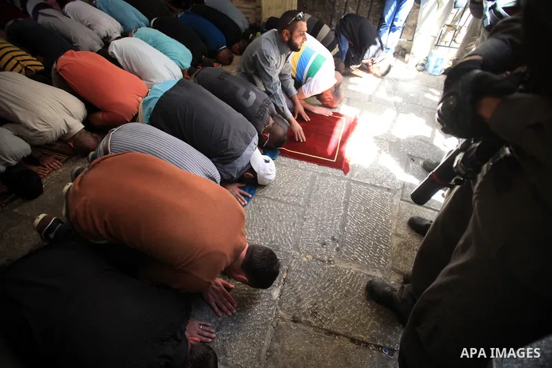 Palestinian muslims pray in front of Israeli policemen as they prevent them from entering the Al-Aqsa mosque compound, in the Old City of Jerusalem on April 18, 2014. Israeli authorities on Friday prevented Palestinians,...
