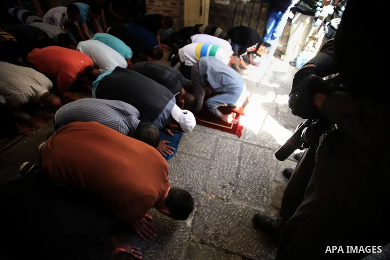 Palestinian muslims pray in front of Israeli policemen as they prevent them from entering the Al-Aqsa mosque compound, in the Old City of Jerusalem on April 18, 2014. Israeli authorities on Friday prevented Palestinians,...