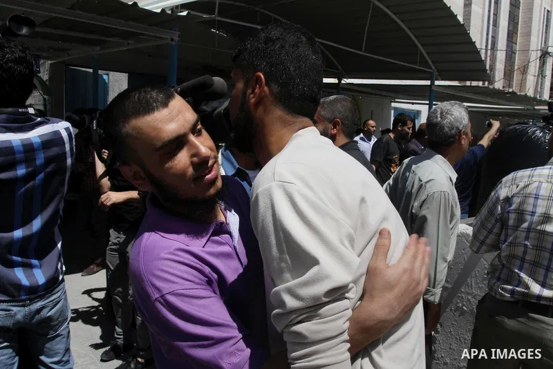A Palestinian Fatah member gestures hugs his relative after his release from a Palestinian prison in Gaza City April 21, 2014. Palestinian ministry of interior in Gaza freed 10 prisoners of the rival Fatah movement of Pr...