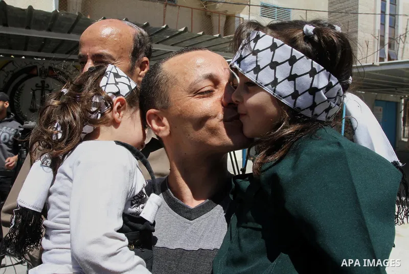 A Palestinian Fatah member kisses his daughter after his release from a Palestinian prison in Gaza City April 21, 2014. Palestinian ministry of interior in Gaza freed 10 prisoners of the rival Fatah movement of President...