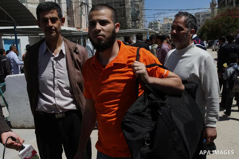A Palestinian prisoner leaves the Palestinian prison in Gaza City April 21, 2014. Palestinian ministry of interior in Gaza freed 10 prisoners of the rival Fatah movement of President Mahmoud Abbas on Monday, calling it a...