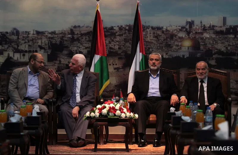 Hamas deputy leader Musa Abu Marzuk (L) speaks with the head of the delegation of the Palestine Liberation Organisation (PLO) Azzam al-Ahmad, a senior figure in the mainstream Fatah party of president Mahmud Abbas, durin...