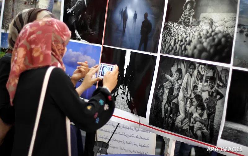 Palestinian students attend a Photo Gallery at Islamic University in Gaza city, on April 27, 2014. Photo by Mohammed Asad