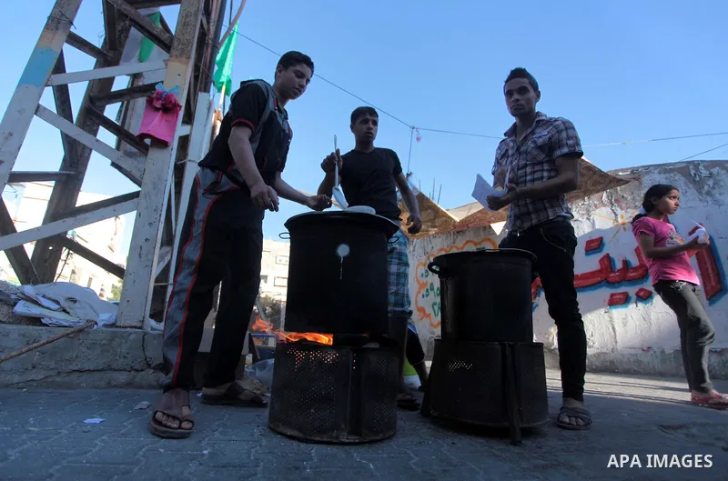 A young Palestinian sells corn at the street at Shati refugee camp, in Gaza City on April 27, 2014. The Israeli prime minister, Binyamin Netanyahu, accused the western-backed Palestinian president, Mahmoud Abbas, of form...