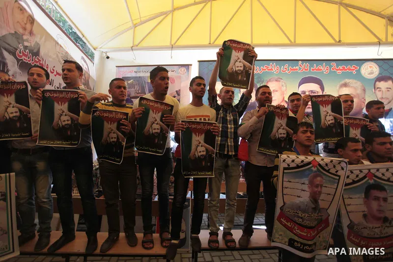 Palestinian youths take part in a protest demanding the release of their relatives prisoners held in Israeli jails, in front of the Red Cross office in Gaza City, on April 28, 2014. Photo by Ashraf Amra