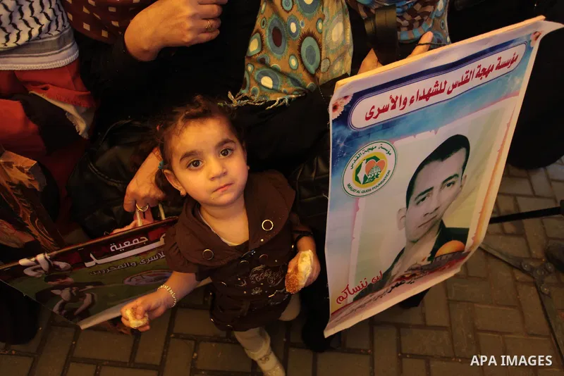 Palestinians take part in a protest demanding the release of their relatives prisoners held in Israeli jails, in front of the Red Cross office in Gaza City, on April 28, 2014. Photo by Ashraf Amra