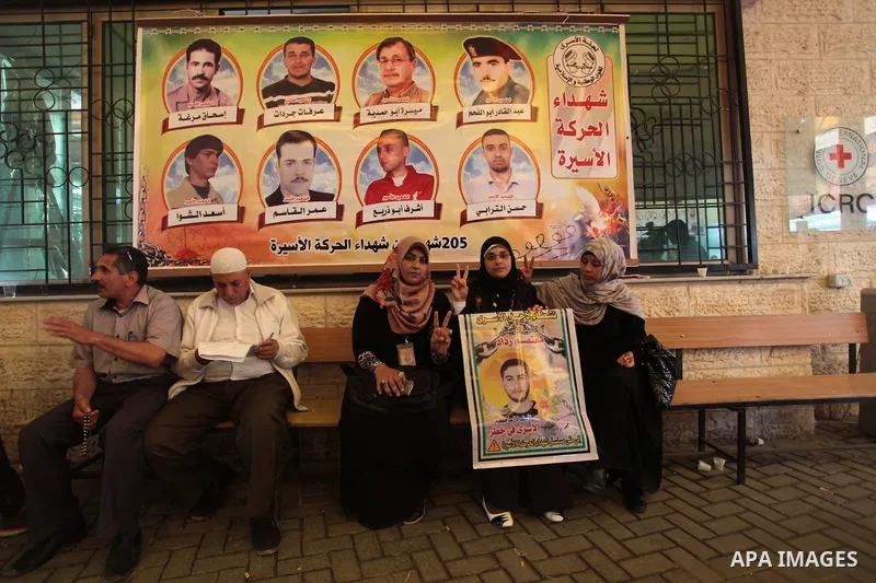 Palestinians take part in a protest demanding the release of their relatives prisoners held in Israeli jails, in front of the Red Cross office in Gaza City, on April 28, 2014. Photo by Ashraf Amra