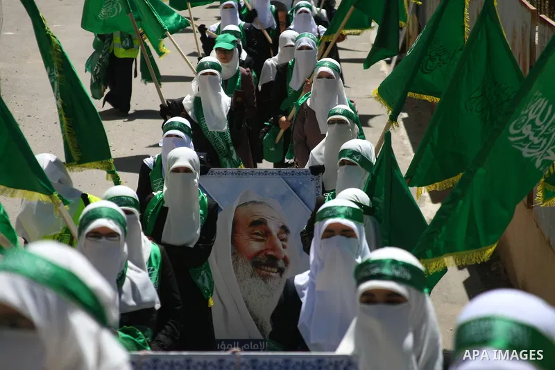 Palestinian students who support the Hamas movement hold a rally during the party's election campaign at the Palestine Polytechnic University, in the West Bank city of Hebron, 29 April 2014. Hamas spokesman Sami Abu Zuhr...