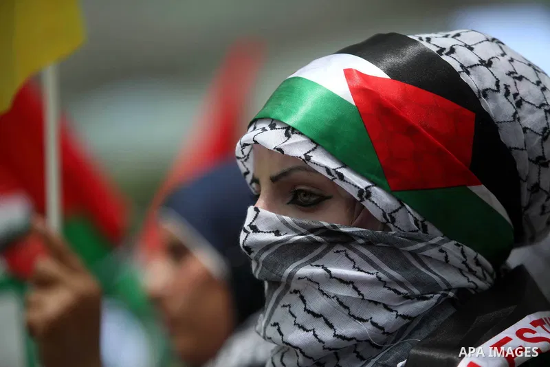 Palestinian students who support the mainstream Fatah organization hold a rally during the party's election campaign at the Palestine Polytechnic University, in the West Bank city of Hebron, 29 April 2014. Hamas spokesma...