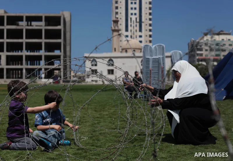 A Palestinian woman prayers as she takes part a protest against the Israeli blockade on Gaza strip in Gaza city, on April 30, 2014. Photo by Ashraf Amra