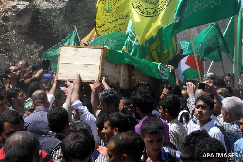 Palestinian mourners carry the coffin of Ezz Al-Deen Al-Masri, a Palestinian militant from the Islamic Hamas movement, who blew himself up in a suicide bombing at the Israeli restaurant of 'Sbarow' in 2001, during his fu...