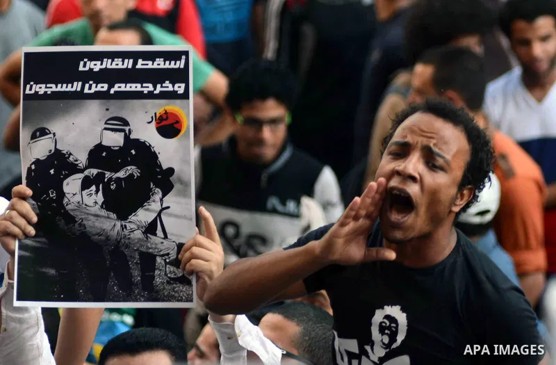 Members of the April 6 movement and liberal activists hold placards and shout slogans during a demonstration outside the Journalists Syndicate, in Cairo on April 30, 2014. The April 6 youth movement has vowed to keep ope...