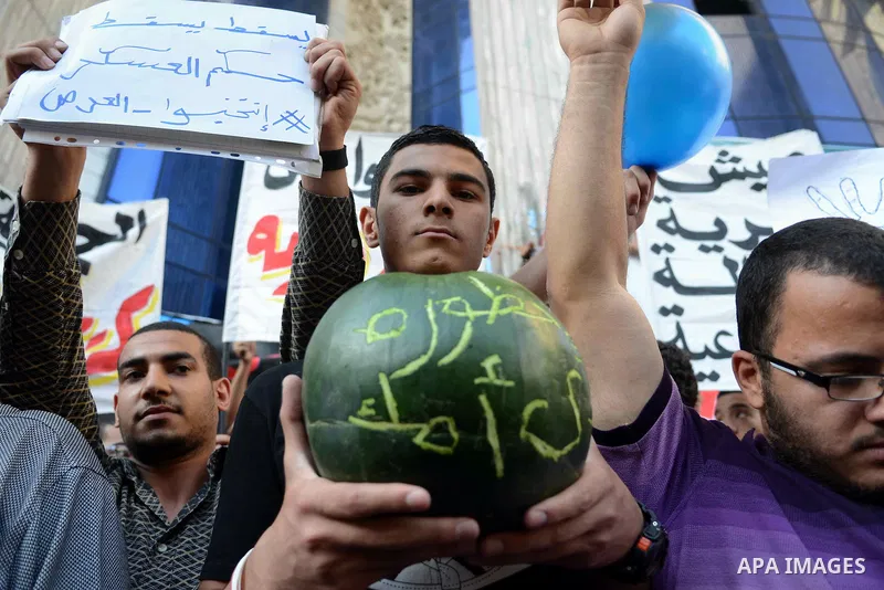 Members of the April 6 movement and liberal activists hold placards and shout slogans during a demonstration outside the Journalists Syndicate, in Cairo on April 30, 2014. The April 6 youth movement has vowed to keep ope...