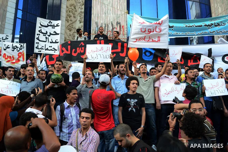 Members of the April 6 movement and liberal activists hold placards and shout slogans during a demonstration outside the Journalists Syndicate, in Cairo on April 30, 2014. The April 6 youth movement has vowed to keep ope...