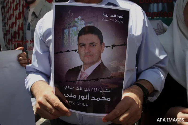 Palestinian journalists take part in a protest against administrative detention of Palestinian prisoners held in Israeli jails in the West Bank city of Nablus on May 01, 2014. Photo by Nedal Eshtayah