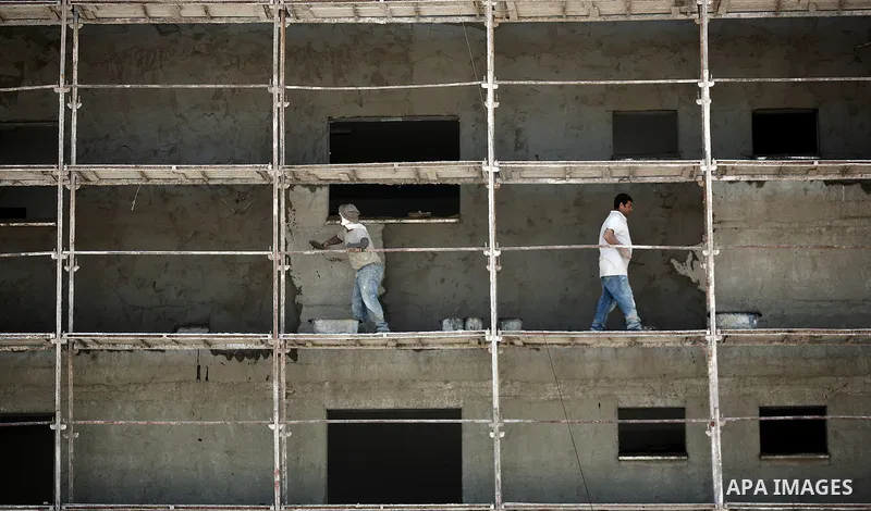 A Palestinian labourer works at the site in Gaza city on May 01, 2014. to mark the International Labor Day. Photo by Ali Jadallah