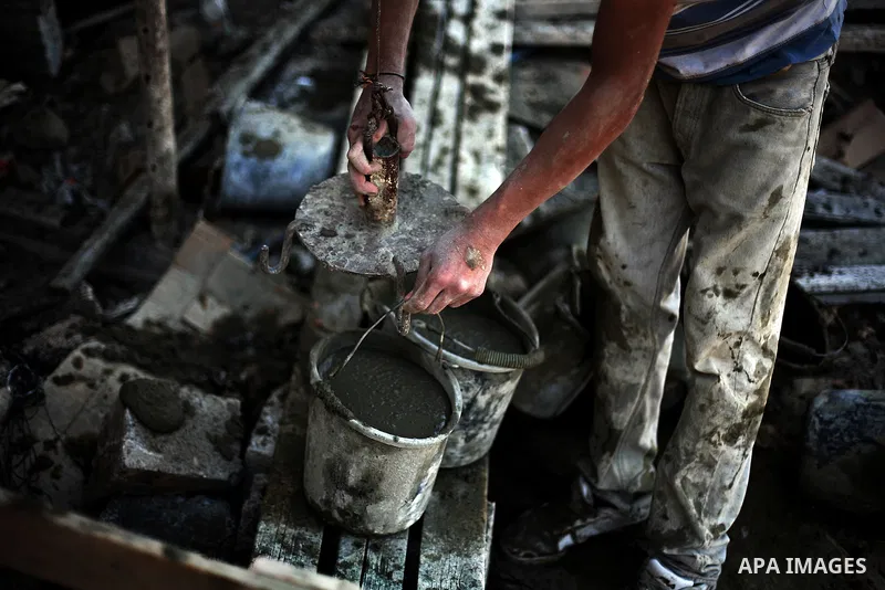 A Palestinian labourer works at the site in Gaza city on May 01, 2014. to mark the International Labor Day. Photo by Ali Jadallah