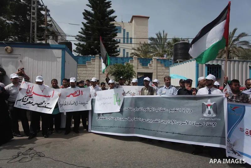 Palestinians hold placards during a protest calling for the release of Palestinian prisoners from Israeli jails, in front of the United Nations Development Programme office (UNDP) in Gaza City on May 07, 2014. Photo by A...