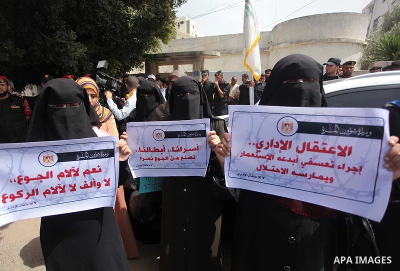 Palestinians hold placards during a protest calling for the release of Palestinian prisoners from Israeli jails, in front of the United Nations Development Programme office (UNDP) in Gaza City on May 07, 2014. Photo by A...