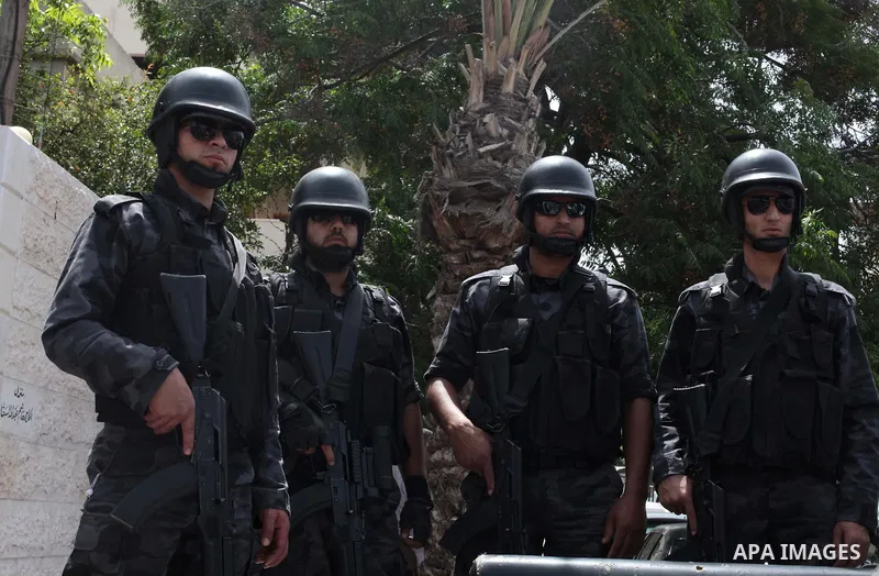 Palestinian policemen stand guard in front of the United Nations Development Programme office (UNDP), during a protest calling for the release of Palestinian prisoners from Israeli jails, in Gaza City on May 07, 2014. Ph...