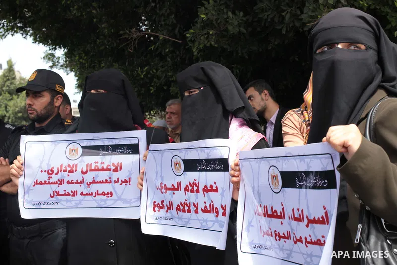 Palestinians hold placards during a protest calling for the release of Palestinian prisoners from Israeli jails, in front of the United Nations Development Programme office (UNDP) in Gaza City on May 07, 2014. Photo by A...
