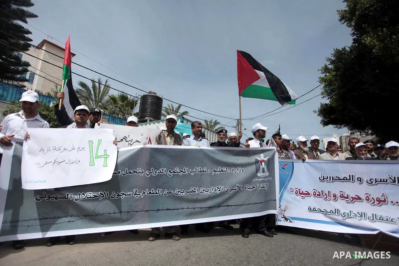Palestinians hold placards during a protest calling for the release of Palestinian prisoners from Israeli jails, in front of the United Nations Development Programme office (UNDP) in Gaza City on May 07, 2014. Photo by A...