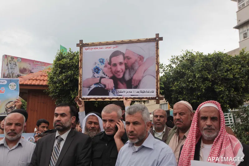 Palestinians take part a protest to solidarity with Palestinian prisoners on hunger strike in Israeli jails, in Deir Al Balah, central Gaza Strip, on May 08, 2014. Photo by Ashraf Amra