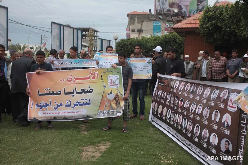 Palestinians take part a protest to solidarity with Palestinian prisoners on hunger strike in Israeli jails, in Deir Al Balah, central Gaza Strip, on May 08, 2014. Photo by Ashraf Amra