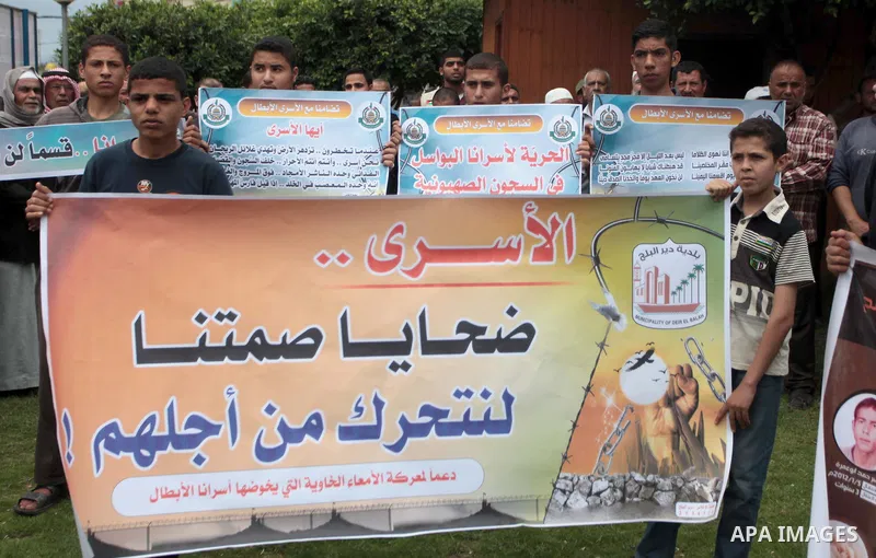 Palestinians take part a protest to solidarity with Palestinian prisoners on hunger strike in Israeli jails, in Deir Al Balah, central Gaza Strip, on May 08, 2014. Photo by Ashraf Amra