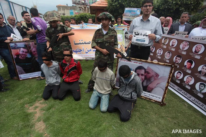 Palestinians take part a protest to solidarity with Palestinian prisoners on hunger strike in Israeli jails, in Deir Al Balah, central Gaza Strip, on May 08, 2014. Photo by Ashraf Amra