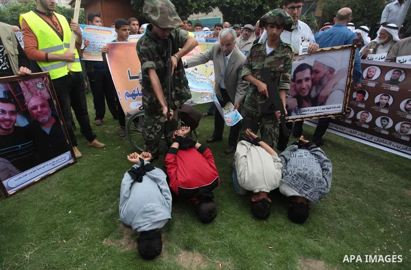 Palestinians take part a protest to solidarity with Palestinian prisoners on hunger strike in Israeli jails, in Deir Al Balah, central Gaza Strip, on May 08, 2014. Photo by Ashraf Amra