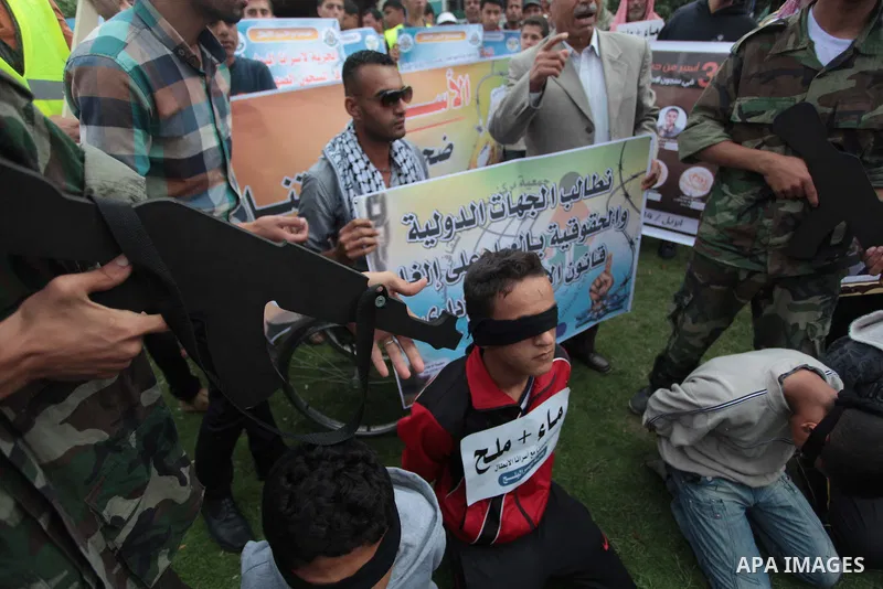 Palestinians take part a protest to solidarity with Palestinian prisoners on hunger strike in Israeli jails, in Deir Al Balah, central Gaza Strip, on May 08, 2014. Photo by Ashraf Amra