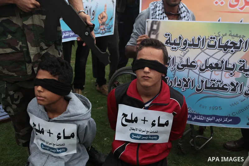 Palestinians take part a protest to solidarity with Palestinian prisoners on hunger strike in Israeli jails, in Deir Al Balah, central Gaza Strip, on May 08, 2014. Photo by Ashraf Amra
