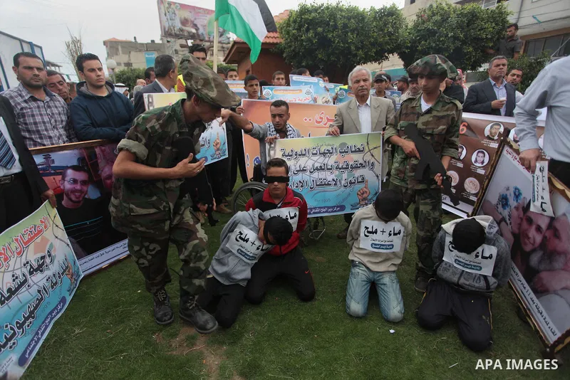 Palestinians take part a protest to solidarity with Palestinian prisoners on hunger strike in Israeli jails, in Deir Al Balah, central Gaza Strip, on May 08, 2014. Photo by Ashraf Amra