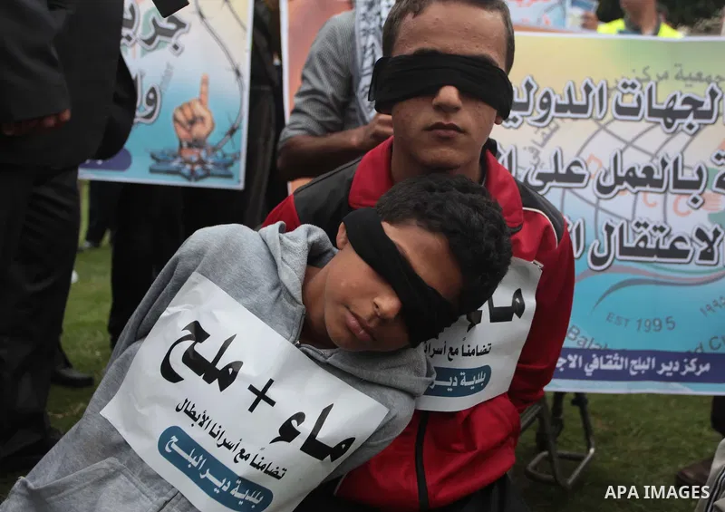 Palestinians take part a protest to solidarity with Palestinian prisoners on hunger strike in Israeli jails, in Deir Al Balah, central Gaza Strip, on May 08, 2014. Photo by Ashraf Amra
