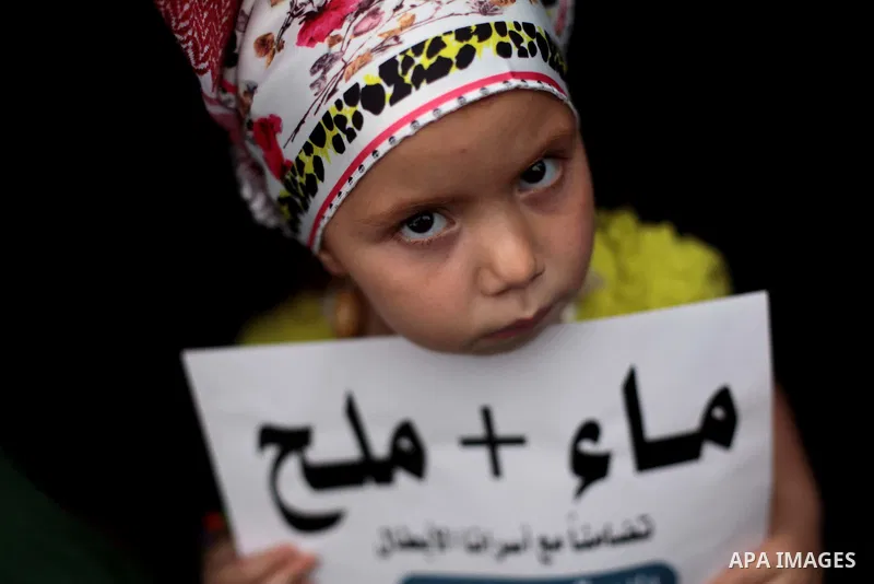 A Palestinian girl takes part a protest to solidarity with Palestinian prisoners on hunger strike in Israeli jails, in Deir Al Balah, central Gaza Strip, on May 08, 2014. Photo by Ashraf Amra